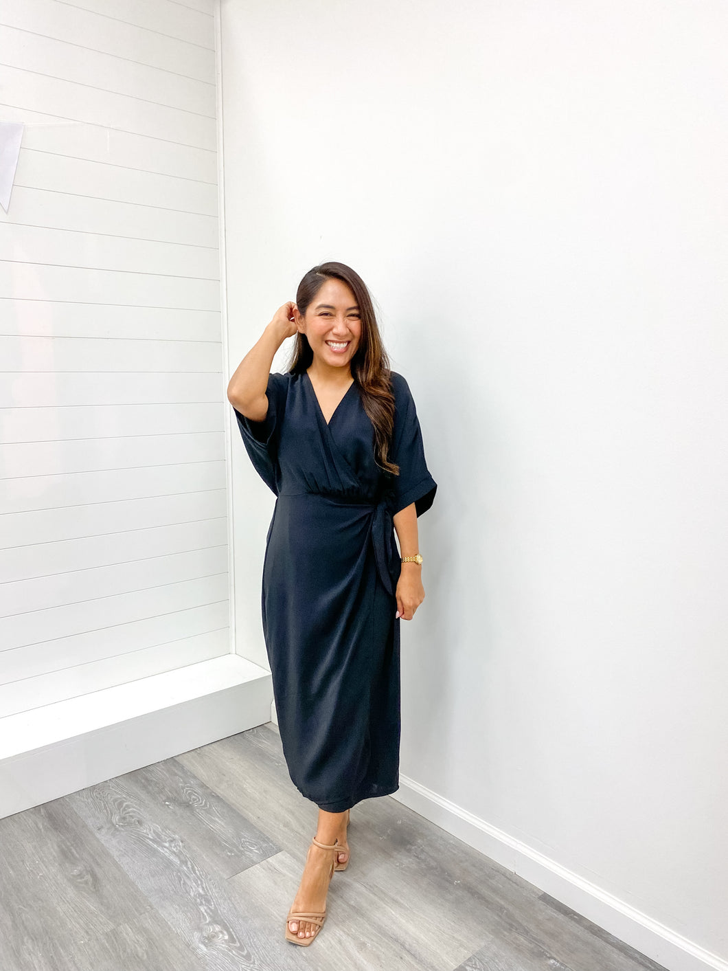 THE CAROLINE DROP SHORT SLEEVE WOVEN SURPLICE WRAP MIDI DRESS